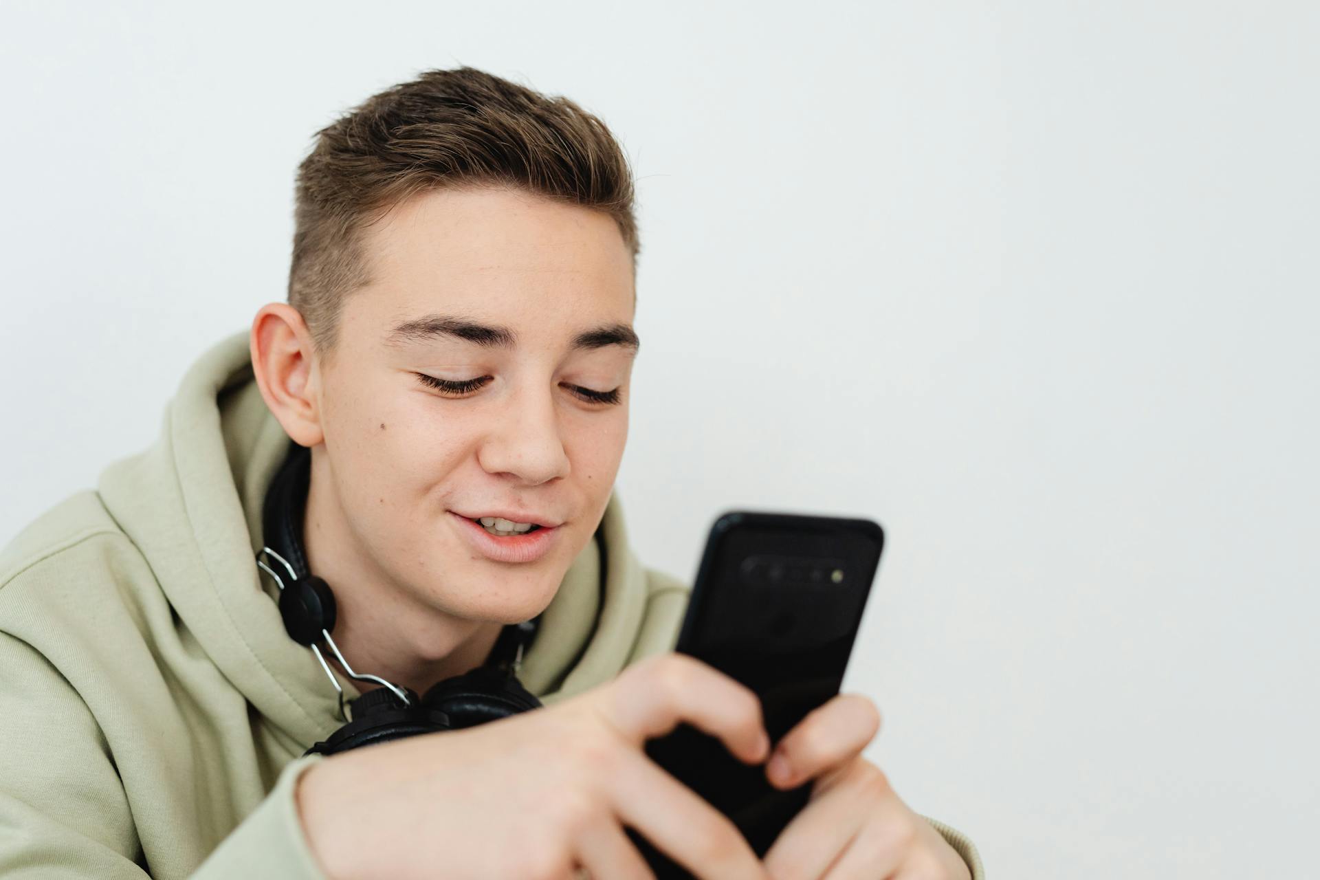 Read more about the article The First Message: How to Start a Conversation That Actually Gets a Reply